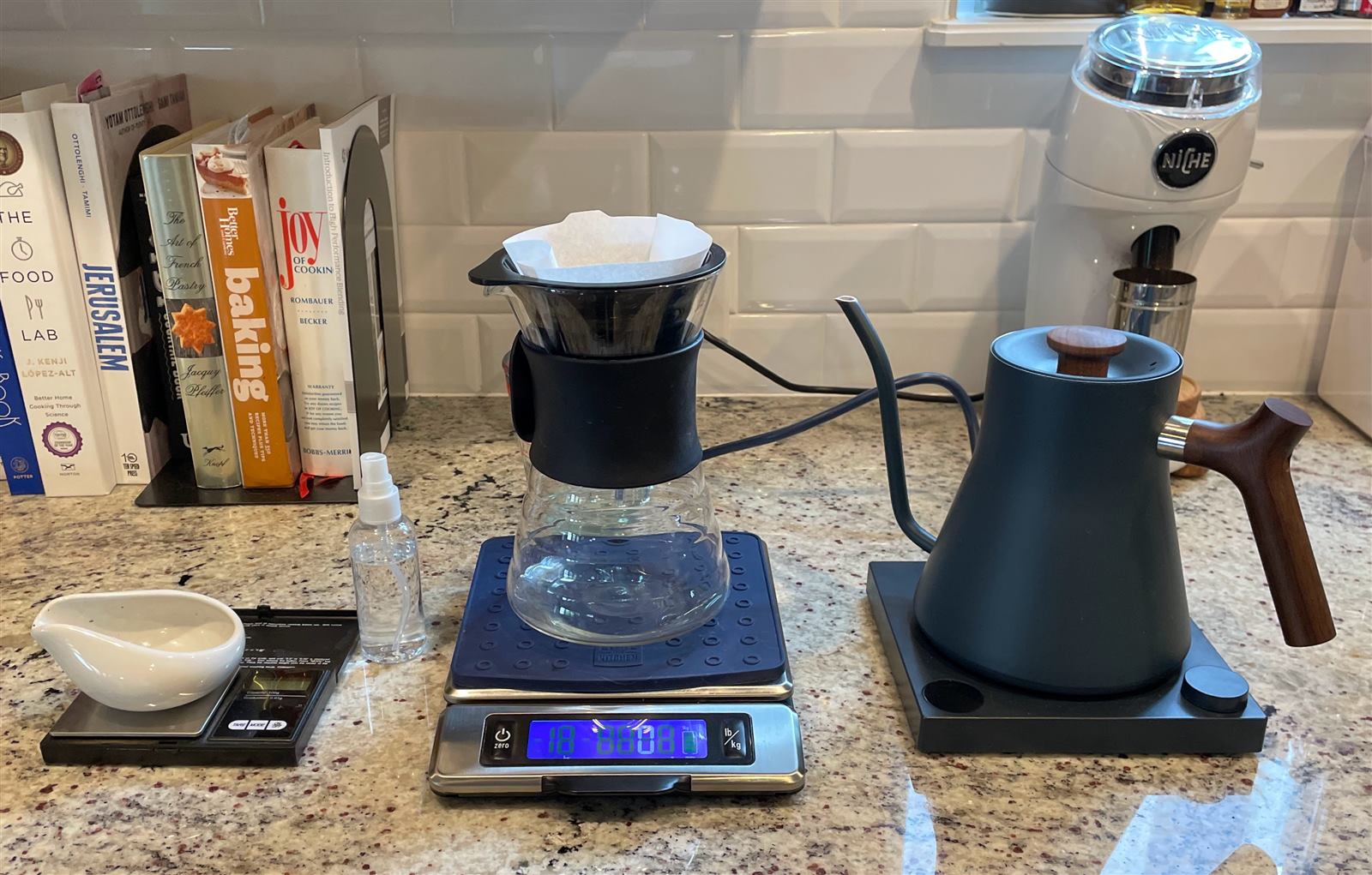 Set de café de filtro de especialidad con báscula y tetera de cuello de cisne sobre encimera de mármol